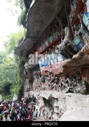 (181003) -- CHONGQING, 3 octobre 2018 (Xinhua) -- Les touristes voir des gravures rupestres de Dazu Rock Carvings à l'espace scénique dans le district de Dazu, sud-ouest de la Chine, la municipalité de Chongqing, le 2 octobre 2018. À partir du 1er octobre 2018, les touristes peuvent visiter Chongqing Dazu Rock Carvings la région pittoresque de réduction des frais d'entrée. Les sculptures date du 9e au 13e siècles et a été inscrit sur la Liste du patrimoine mondial par l'UNESCO en 1999. (Xinhua/Wang Quanchao) (gxn) Banque D'Images