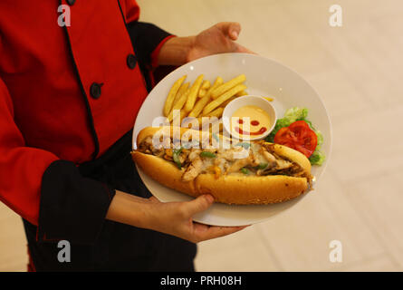 La ville de Gaza, bande de Gaza, territoire palestinien. 3e oct, 2018. Un garçon palestinien chef, Mohammed Abu Nada, 12, affiche sa cuisine dans un restaurant dans la ville de Gaza le 3 octobre 2018 Crédit : Mahmoud Ajjour/APA/Images/fil ZUMA Alamy Live News Banque D'Images