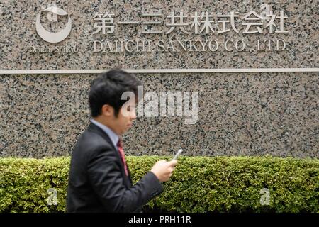 Un homme passe devant une pancarte de Daiichi Sankyo Co., Ltd. au siège à Tokyo le 3 octobre 2018, au Japon. Credit : Rodrigo Reyes Marin/AFLO/Alamy Live News Banque D'Images