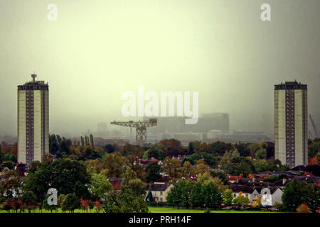 Glasgow, Écosse, Royaume-Uni, 3 octobre, 2018. Météo britannique. Les nuages orageux sombres et une visibilité limitée comme brume masque l'horizon lointain de l'Ouest sur l'Est de l'horizon sud de Glasgow à la recherche au Sud que la banlieue verdoyante de knightswood et les tours de châssis Scotstoun le dernier vestige de la construction navale, la Clyde Clyde titan, se détache sur l'hôpital Queen Elizabeth de décolorées Govan de son terrain de golf voir les premiers signes de l'automne . Gérard Ferry/Alamy news Crédit : Gérard ferry/Alamy Live News Banque D'Images