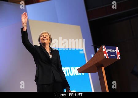 Birmingham, Angleterre. 3 octobre, 2018. Theresa peut MP, Premier Ministre et chef du parti conservateur, des vagues à l'auditoire après son discours à la conférence sur la séance de clôture de la quatrième journée de la conférence annuelle du parti conservateur à la CPI. Kevin Hayes/Alamy Live News Crédit : Kevin Hayes/Alamy Live News Banque D'Images