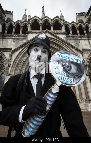 Londres, Royaume-Uni. 3rd octobre 2018. Protestation contre les officiers de police sous couverture en dehors de High court, Royal courts of Justice, Londres, Royaume-Uni 3rd octobre 2018. Le public a été choqué que les femmes aient été trompées dans des relations intimes avec des agents de police sous couvert au Royaume-Uni. Une femme porte un cas sur les violations des droits de l'homme qu'elle a subies dans sa relation avec le policier couvert Mark Kennedy alors qu'il a infiltré les groupes de campagne sociaux et environnementaux. Crédit : Jeff Gilbert/Alamy Live News Banque D'Images