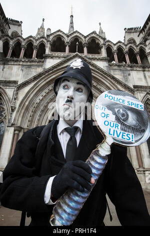 Londres, Royaume-Uni. 3ème Oct 2018. Manifestant contre des policiers en civil à l'extérieur de Haute Cour, Royal Courts of Justice, London, UK, 3 octobre 2018. Le public a été choqué que les femmes ont été trompés en relation intime avec les agents de police en civil au Royaume-Uni. Une femme est de déposer un recours sur les violations des droits de l'homme qu'elle a subies dans sa relation avec l'agent d'infiltration Mark Kennedy alors qu'il a infiltré les groupes sociaux et la campagne de l'environnement. Crédit : Jeff Gilbert/Alamy Live News Banque D'Images