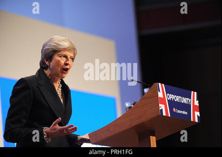 Birmingham, Angleterre. 3 octobre, 2018. Theresa peut MP, Premier Ministre et chef du parti conservateur, offre son discours à la conférence sur la séance de clôture de la quatrième journée de la conférence annuelle du parti conservateur à la CPI. Kevin Hayes/Alamy Live News Crédit : Kevin Hayes/Alamy Live News Banque D'Images