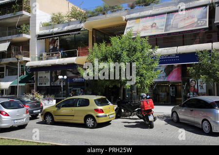 Glyfada Athens Grèce voitures garées devant les boutiques Banque D'Images