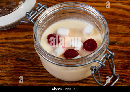 Panna Cota aux Fruits rouges servi dans le can Banque D'Images