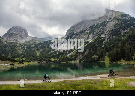 Les cyclistes au Seebensee, Ehrwald, Autriche Banque D'Images