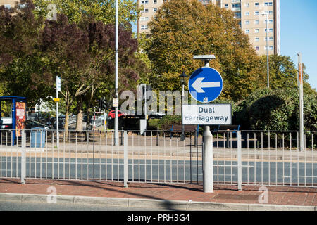 Deux voies, tourner à gauche roadsign symbole sur l'A3, Mile End Road, Portsmouth, Royaume-Uni Banque D'Images