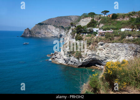 Littoral pittoresque de Sant' Angelo, l'île de Ischia, Golfe de Napoli, Italie Banque D'Images