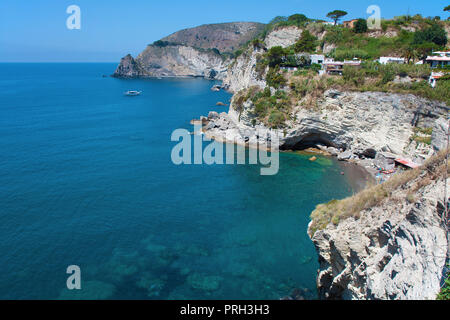 Littoral pittoresque de Sant' Angelo, l'île de Ischia, Golfe de Napoli, Italie Banque D'Images