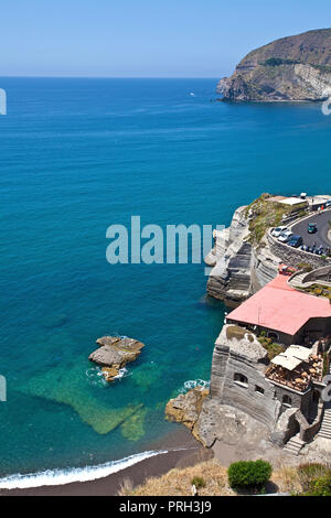 Littoral pittoresque de Sant' Angelo, l'île de Ischia, Golfe de Napoli, Italie Banque D'Images