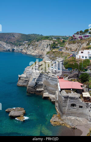 Littoral pittoresque de Sant' Angelo, l'île de Ischia, Golfe de Napoli, Italie Banque D'Images