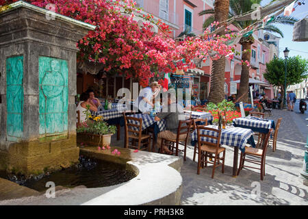Restaurant de rue à l'ancienne ville de Borgo di Celsaon, Ischia Ponte, l'île de Ischia, Golfe de Napoli, Campania, Italie Banque D'Images