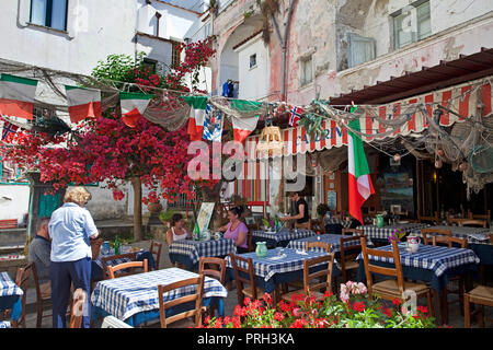 Restaurant de rue à l'ancienne ville de Borgo di Celsaon, Ischia Ponte, l'île de Ischia, Golfe de Napoli, Campania, Italie Banque D'Images
