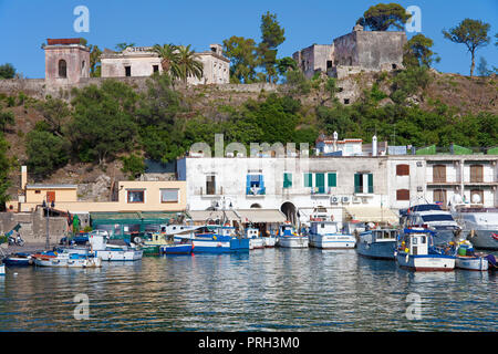 Maisons au bord d'Ischia Porto, l''île d''Ischia, Golfe de Napoli, Italie Banque D'Images
