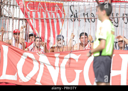 Les amateurs de football de Los Andes insultes à l'arbitre pendant un match de football en Argentine. Banque D'Images