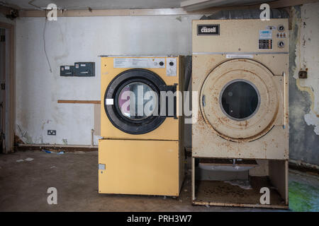 Les sèche-linge et lave-linge dans un bâtiment abandonné. Banque D'Images