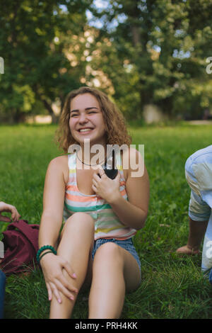 Fille blonde avec une bouteille de bière Banque D'Images