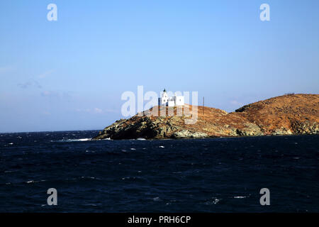 L'île de Kéa Grèce Kea Phare et l'église Agios Nikolaos Banque D'Images