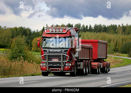 Salo, Finlande - le 28 septembre 2018 : Red Scania R730 camion et remorque pour transporter du gravier calcaire d'Aalto R sur la route en automne dans le sud de la Finlande. Banque D'Images