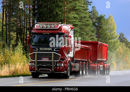 Salo, Finlande - le 28 septembre 2018 : Red Scania R730 camion et remorque pour transporter du gravier calcaire de R Aalto sur route mouillée en automne dans le sud de la Finlande. Banque D'Images