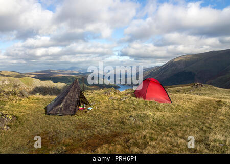 Des tentes sur le sommet d'acier a chuté avec la vue vers le nord le long de Thirlmere Blencathra et Skiddaw, Lake District, Cumbria, Royaume-Uni. Banque D'Images