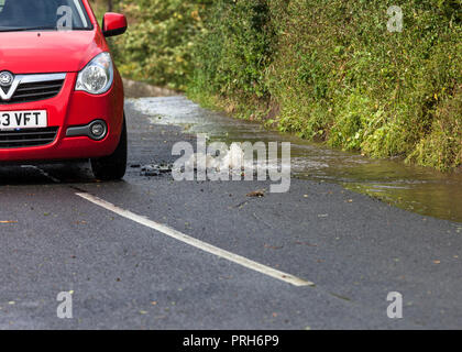 Une voiture roulant autour d'une rafale d'eau principale, Teesdale, County Durham, Royaume-Uni Banque D'Images