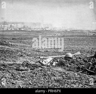 11 mai 1918. Un soldat de l'infanterie française dans une tranchée, les combats en France pendant la Première Guerre mondiale. Banque D'Images