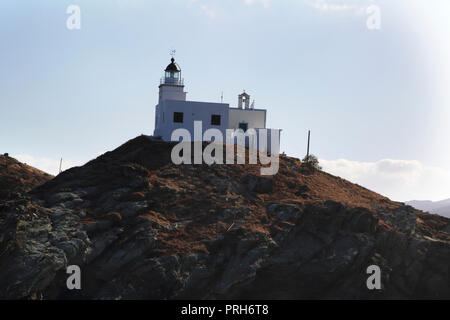 L'île de Kéa Grèce Kea Phare et l'église Agios Nikolaos Banque D'Images