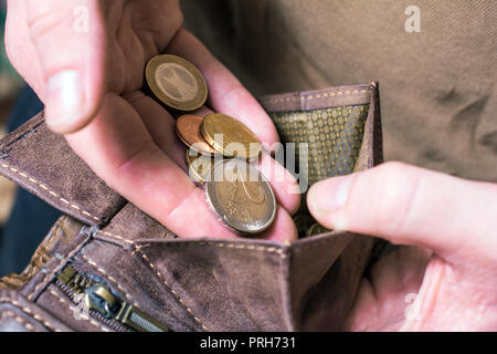 Mettre de l'homme d'euros dans son porte-monnaie Banque D'Images