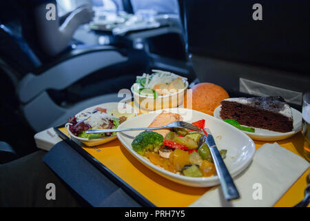 Consomme des aliments de passagers à bord de l'avion Banque D'Images