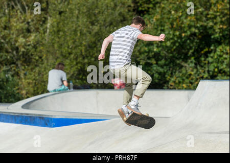 Un skateur professionnel effectuant un flip trick de Concrete Waves parc de planche à roulettes à Newquay en Cornouailles. Banque D'Images