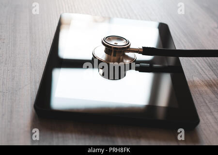Stéthoscope sur un ordinateur tablette avec réflexion - Fixation d'une tablette cassée Concept Banque D'Images