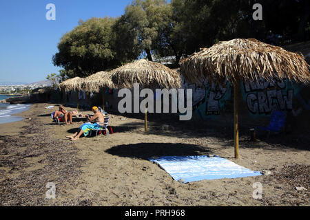 Vouliagmeni Grèce les touristes sur la plage de Kavouri Banque D'Images