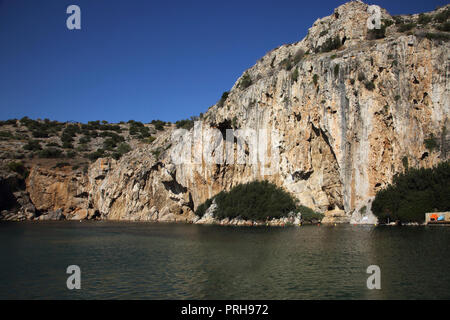 Vouliagmeni Athènes Grèce touristes nager dans le lac Vouliagmeni un Spa naturel - était une fois une caverne, mais le toit de la grotte est tombé en raison de l'érosion de la haute température de l'eau courante. Banque D'Images