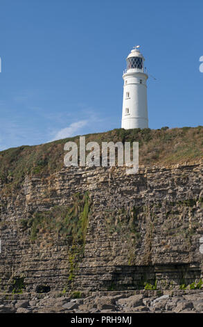 Nash Point Lighthouse sur les falaises de calcaire et mudstone interstratifié le long littoral Glamorganshire Banque D'Images