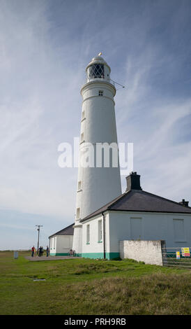 Nash Point Lighthouse en haut de falaises le long du littoral Glamorganshire Banque D'Images