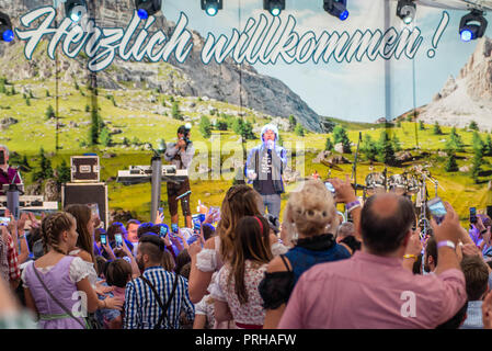 Koblenz, Allemagne 26.09.2018 grande foule acclame les chanteur de rock allemand mickie krause au cours de l'Oktoberfest annuelle la plus importante partie de la bière traditionnelle, Banque D'Images