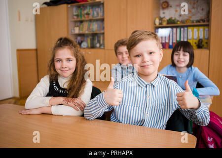 L'Ukraine. Kiev. Le 5 mai 2018. L'école, Junior College. paire deux enfants nationalité caucasienne, les élèves l'école, s'asseoir 24 school class room. Sur la table books Banque D'Images