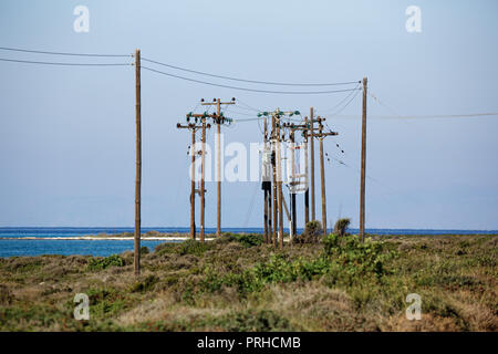 Les lignes électriques moyenne tension dans une région rurale près de la mer. Banque D'Images