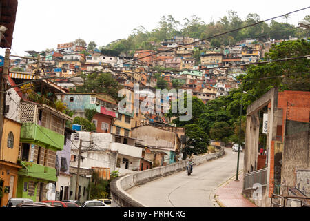 El Hatillo Caracas/Venezuela Etat de Miranda 26/04/2018 L'assainissement des taudis dans les collines. Banque D'Images