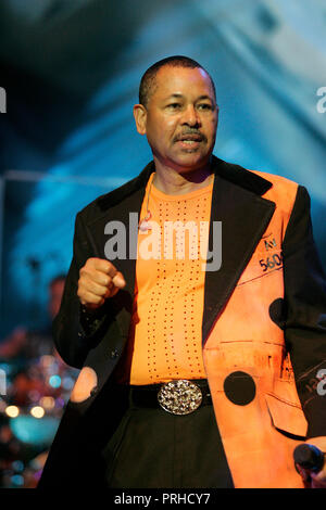 Ralph Johnson avec Earth, Wind and Fire se produit en concert à l'amphithéâtre du parc Mizner à Boca Raton, Floride le 17 mars 2006. Banque D'Images