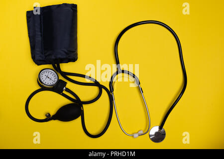 Le tensiomètre stéthoscope et mise à plat. Thème de l'assurance-maladie pour les hôpitaux Banque D'Images