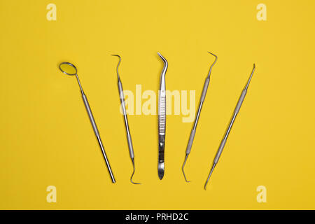 Kit d'hygiène dentaire avec miroir anti-buée, le tartre dentaire, Racloir Pick, Scaler et forceps. L'équipement dentaire Banque D'Images