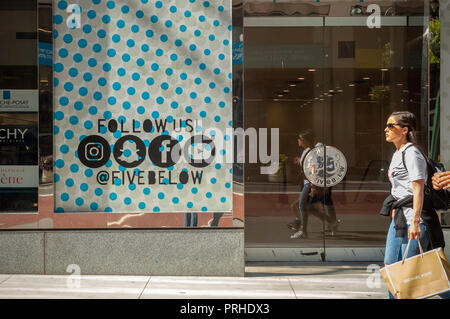 La devanture d'un magasin de rabais ci-dessous cinq futures sur la prestigieuse Cinquième Avenue à New York, le dimanche, 30 Septembre, 2018. Les 10 800 pieds carrés seront la première de l'escompteur à Manhattan et prévoit 125 nouveaux emplacements dans l'exercice. (© Richard B. Levine) Banque D'Images