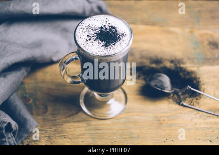 BLACK WHITE/CHARBON GOTHIQUE LATTE. Boire du café automne Halloween. Close up Banque D'Images