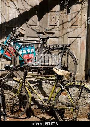 Encore une vie de bicyclettes sur une rue en face d'une vieille maison, Mumbai, Inde Banque D'Images