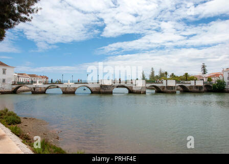 Le 12e siècle voûtée sept pont romain et Tavira Portugal en aval de la rivière à sec face à l'ancien 12ème siècle 7 sept arches de la Bridg Romain Banque D'Images