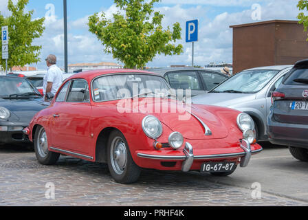 Rouge lumineux 1960 Porsche 356 B Super 90 Vintage Sportscar vue côté passager avant droit d'un rouge vif 1962 1963 Porsche 356B super 90 arrière allemande e Banque D'Images