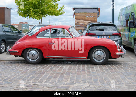 Rouge lumineux 1960 Porsche 356 B Super 90 Vintage Sportscar passager droit vue latérale d'un rouge vif 1962 1963 Porsche 356 B 90 super moteur arrière allemande Banque D'Images